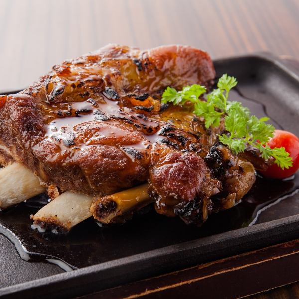《Enjoy all kinds of drinking parties♪》A pork dish full of commitment! We recommend the yakiton spareribs!