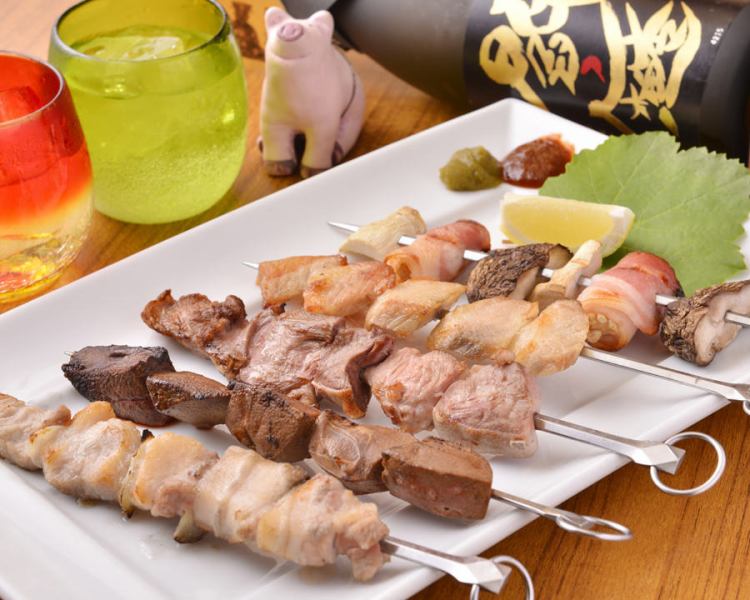 新宿の豚肉にこだわった居酒屋！まずはこれから！豚肉の人気部位を集めた串焼５種盛合せ