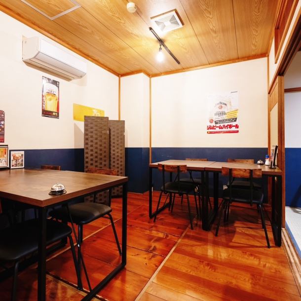 ほっと落ち着くような昭和の雰囲気漂う空間が広がる店内◎ご家族でのお食事、グループ利用に嬉しいテーブル座敷席がございます。落ち着いたインテリアでまとめており、心地よい空間で食事を楽しむことができます。足を運んでくださる全てのお客様にご満足いただけるよう、心を込めておもてなしさせていただきます！