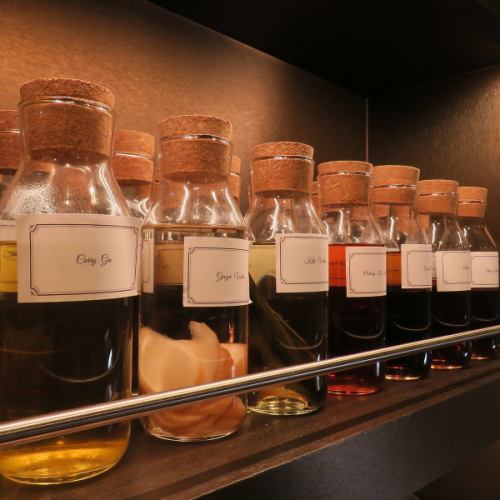 カクテルのベースとなる自家製酒の数々
