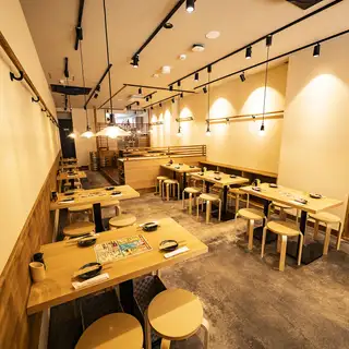 清潔感あふれるシンプルな空間が魅力の店内。広々とした席配置で、周囲を気にせずゆったりとお過ごしいただけます。席を繋げれば10名様、最大20名様までの団体利用も可能。各種お集まりやご宴会にも最適な、使い勝手の良い空間です。