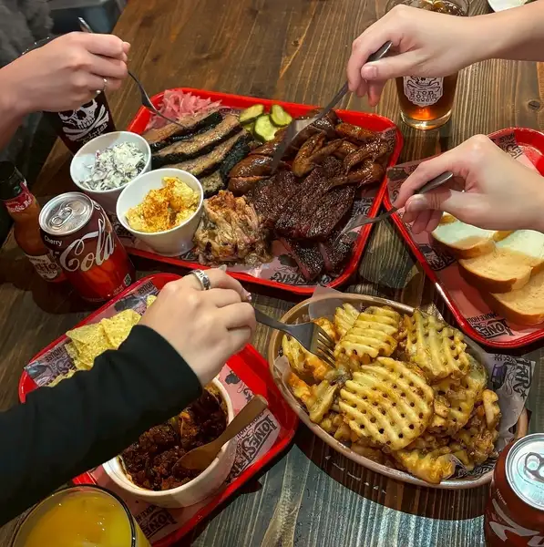 【アメリカンな店内でテキサスBBQを楽しめる!】本場を再現したお料理やクラフトビール♪お店の階段を降りたらそこは、まるでテキサス★アメリカンな雰囲気でお楽しみいただけます♪本場から輸入したこだわりのスモーカーで仕込む肉は格別です!関内駅からすぐ!みなとみらい・中華街からも徒歩圏内です♪