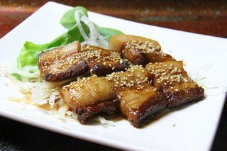 イベリコ豚の炙り焼き／特撰牛肉のタタキ香味野菜添え