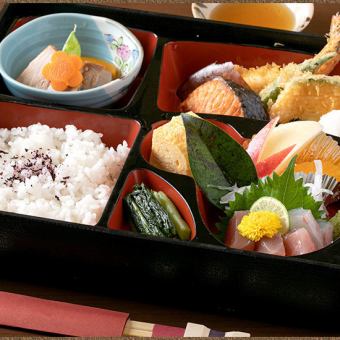 季節の幕の内弁当(昼食）