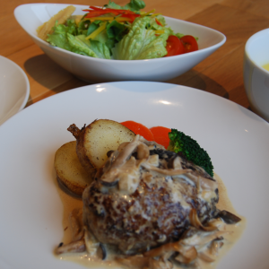 Hamburg steak set with your choice of sauce ≪1680 yen≫ Comes with salad, soup and homemade bread from the bakery