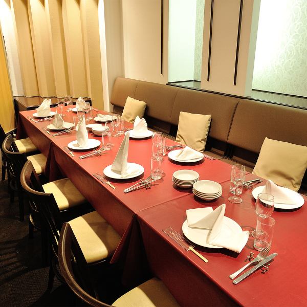 上本町駅すぐのホテルアウィーナ大阪内にあるダイニングレストラン。明るい照明とモダンな雰囲気で落ち着いた空間です♪席間隔はゆったりと空いており、開放感が心地良い店内で旬の食材を使った多彩なお料理ををお愉しみください◎