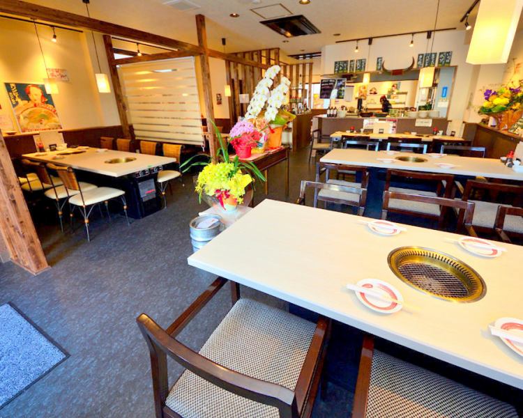 We have wide table seats, tatami mat seats, and counter seats.It can be used for a variety of occasions, such as dining alone, family celebrations, and banquets.We accept reservations for up to 50 people.