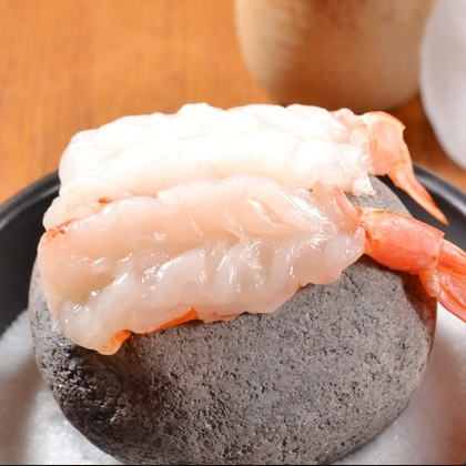 熱した石でさっと炙って召し上がって頂きます。新鮮魚介や和牛、干物などがあります。