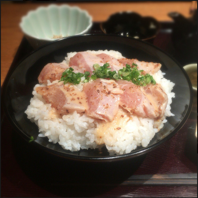 和名物の「朝引き鶏まぶし」。