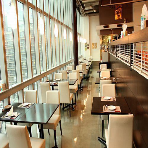 天井が高く開放的な空間。ガラス面が広く、天井が高い店内は、開放的かつ落ち着いた雰囲気。