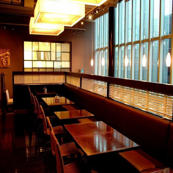 窓側のお席からは、夜景が見えるので、デートにも◎