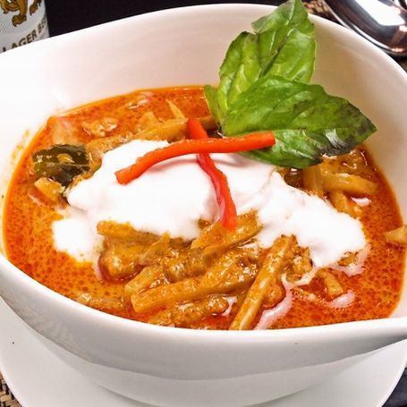 ゲーンペッノーマイ鶏肉と竹の子のレッドカレー(ライスつき)