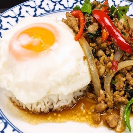 ガパオガイラッカオカイダオ鶏肉のバジル炒めご飯目玉焼き乗せ
