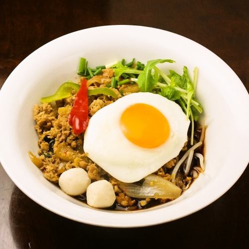 タイ式汁なしそば　ガパオのせ　クイッティオヘンガパオ