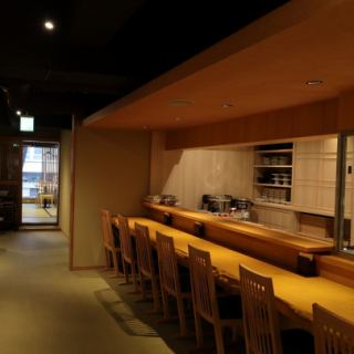 カウンターのお席はオープンキッチンになっており、ライブ感もお愉しみいただけます。デートやお一人様でもお気軽にご利用いただけます。
