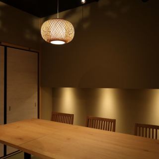 個室タイプのテーブルのお席です。2名様から最大で16名様までご利用可能です。