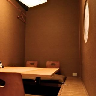 個室タイプのテーブルのお席です。2名様から最大で16名様までご利用可能です。