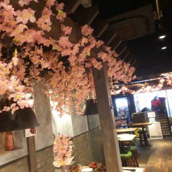 テーブル席を多数ご用意♪ただいま、店内を桜で装飾中♪