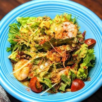 Shrimp and avocado salad with homemade grated vegetable dressing