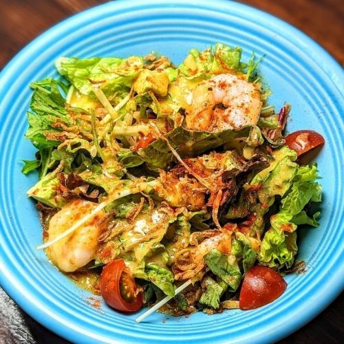 Shrimp and avocado salad with homemade grated vegetable dressing