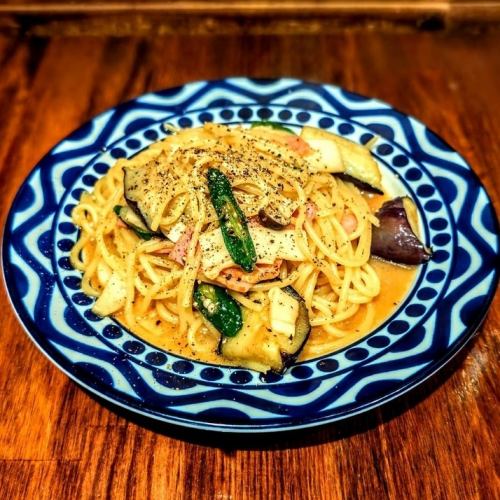 Japanese-style butter and soy sauce pasta with green chili peppers and mushrooms