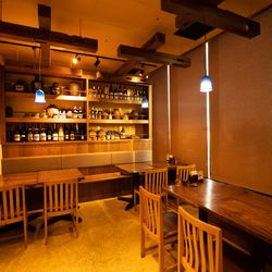 【テーブル席】デートやご家族様でのご来店にピッタリなテーブル席をご用意しております！おしゃれな内装と美味しいお料理で、素敵なお時間をお過ごしください。当店はランチからディナーまで営業しております！小人数での飲み会や女子会にも最適でござおいます。ぜひ沖縄の雰囲気をお楽しみください！