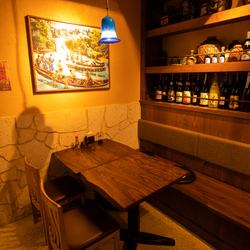 【テーブル席】デートやご家族様でのご来店にピッタリなテーブル席をご用意しております！おしゃれな内装と美味しいお料理で、素敵なお時間をお過ごしください。当店はランチからディナーまで営業しております！小人数での飲み会や女子会にも最適でござおいます。ぜひ沖縄の雰囲気をお楽しみください！
