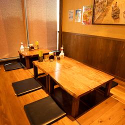 【掘りごたつ席】2名様～ご利用頂ける掘りごたつ席は、少人数での飲み会やご家族様でのお食事、デートといった幅広いシーンにてご利用いただけます♪観光でたくさん歩かれた足を伸ばし、ゆったりとお寛ぎくださいませ。当店はランチからディナーまで営業しております！ぜひ沖縄の雰囲気をお楽しみください！