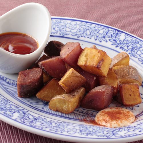 튀김 감자 고구마의 브라바스 소스