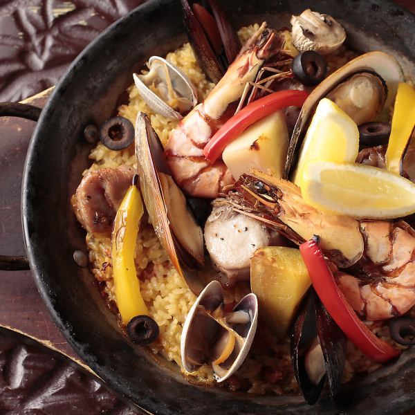 【명물・빠에야】는 저희 가게 자랑의 간판 요리!풍부한 해산물 국물이 두드러지는, 본고장 스페인의 맛을 즐길 수 있다!