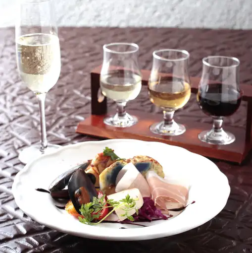14時~17時限定★ワイン飲み比べセット【スパークリング+ワイン3種+タパス3種】1,980円