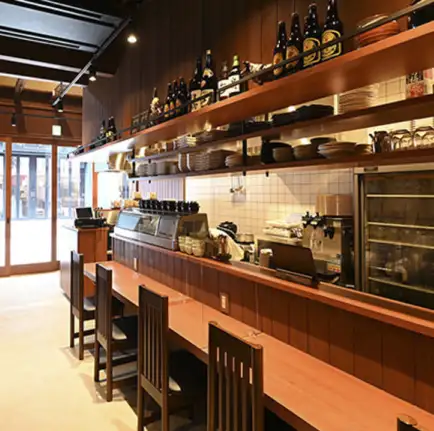 Antique-style interiors and ornaments are scattered throughout the space, creating a charming atmosphere.Our counter and table seating, with its warm wooden interior, can be used for a variety of occasions, from solo dining to small gatherings.