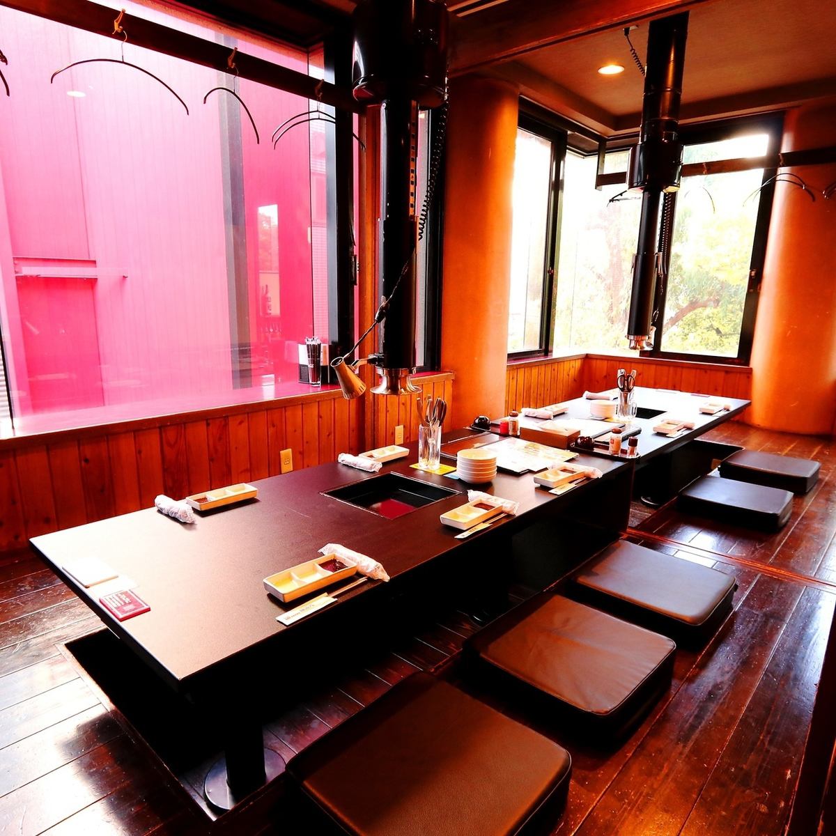 Banquets can accommodate up to 32 people. All seats are horigotatsu.