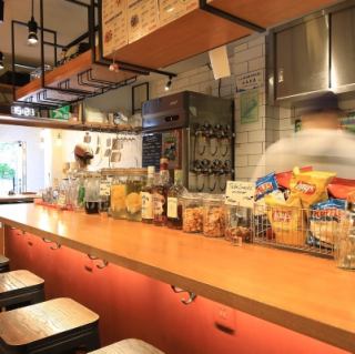 シェフの調理風景を間近で見られるカウンター席は6席ございます。お一人様はもちろん、デートにもぴったり◎臨場感あふれる空間で、作りたての料理を五感で味わう贅沢な時間をお楽しみいただけます。