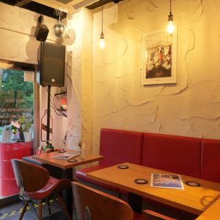 店内にはテーブル席を2卓×3セットご用意しております。ご友人やご家族とのお食事、女子会など、グループでのご利用に最適です♪美味しい料理を囲んで、会話が弾む楽しいひとときをお過ごしください☆