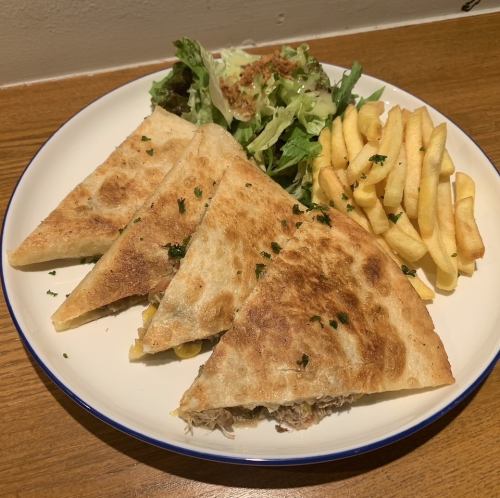 食事やお酒にぴったり◎バラエティ豊かなピザ＆スナック