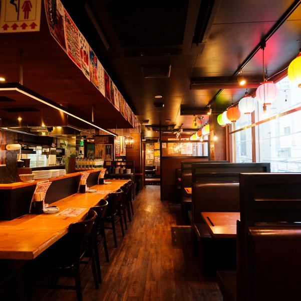 【本厚木駅北口3分の好立地】本厚木駅から好アクセスの居酒屋『酔っ手羽』は毎日翌朝8時まで営業中！いつでも好きな時間にサク飲みや宴会を楽しめます♪店内には大小様々なテーブル席・カウンター席を完備！活気溢れる店内で名物の手羽先をはじめ、刺身・餃子等、豊富なメニューを堪能ください！