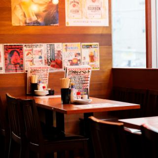 【仕事終わりの飲み会に】少人数でのちょっとした飲み会ににぴったりなテーブル席。豊富なドリンクリストからお好みのモノをチョイスして乾杯を♪テーブル4名様×1