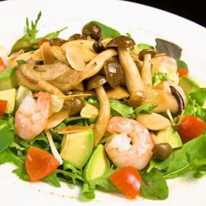 Shrimp and avocado mushroom salad