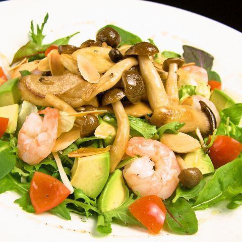 Shrimp and avocado mushroom salad