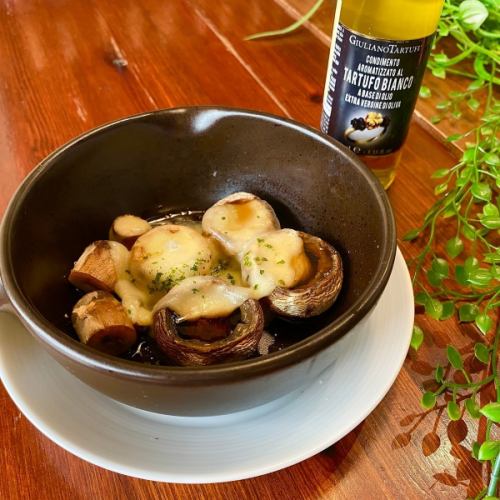 Oven-baked white mushrooms and raclette