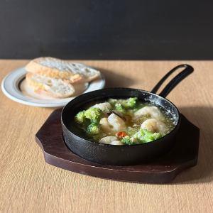 Shrimp and broccoli ajillo