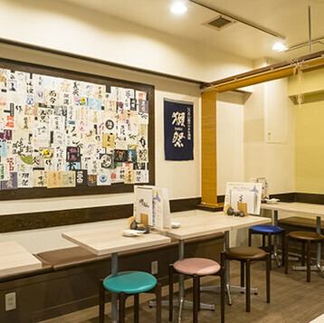 【各種ご宴会、大人数のご利用も大歓迎！】2～4名様でゆっくりお食事いただけるテーブルのお席をご用意しております！繋げてのご利用など、席調整も柔軟にご対応しますのでお気軽にスタッフまでお声掛けください♪