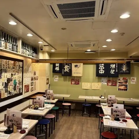 ≪Open from 12 PM to 5 AM!≫ Enjoy a relaxing time with close friends at our partitioned tables! Perfect for after-work drinks, as well as private meals with family and friends!