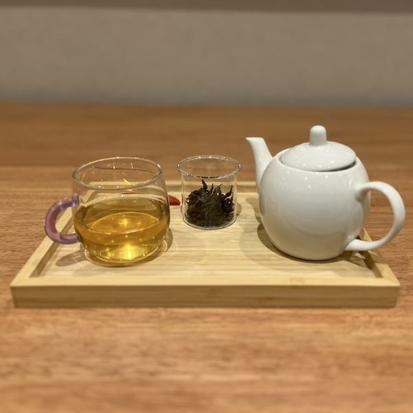 【悠閒地享用正宗中國茶♪】本店是一處令人放鬆的空間，即使獨自用餐的客人也能安心用餐。您可以放鬆並品嚐一杯正宗的中國鳳凰烏龍茶，忘記日常生活的壓力。安靜的室內環境舒適放鬆，讓人感覺彷彿快要睡著了。請盡情享受專屬的奢華時光♪ ※也提供睡眠枕頭的出租服務。