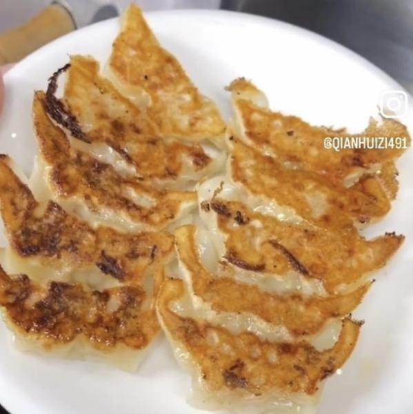 【◆至宝の一品】名物の特製味噌ダレに付けて味わう絶品焼き餃子