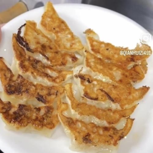 【◆至宝の一品】名物の特製味噌ダレに付けて味わう絶品焼き餃子