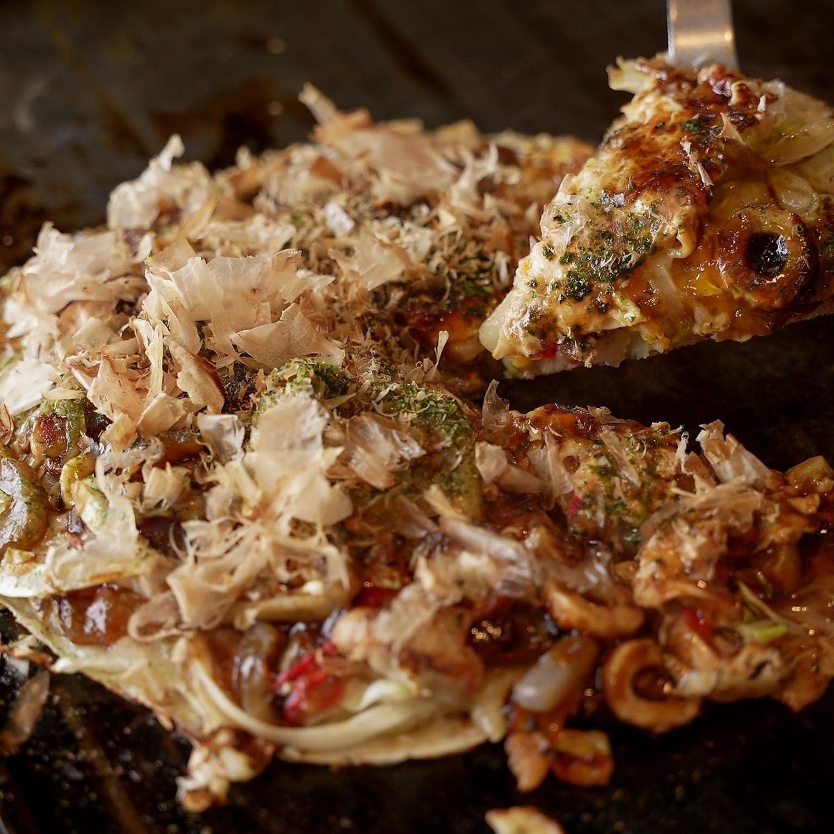 Enjoy our proud okonomiyaki in a relaxed and homey atmosphere!