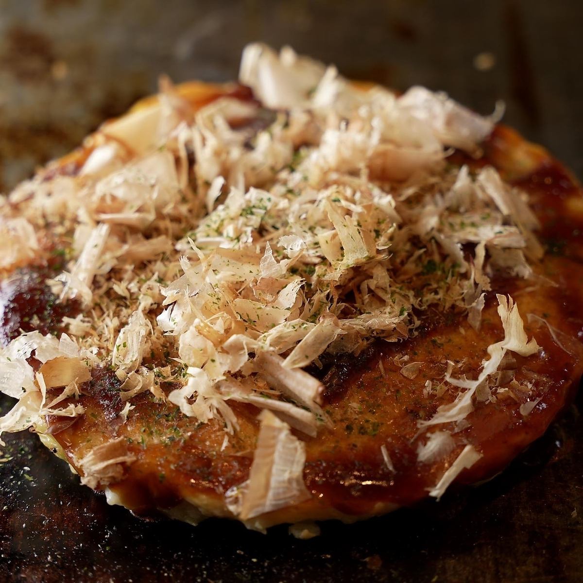 Enjoy our proud okonomiyaki in a relaxed and homey atmosphere!