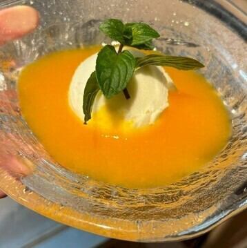 ミルクアイスとみかんのスープ仕立て（Milk Ice Cream with Mikan (Mandarin Orange) Soup）